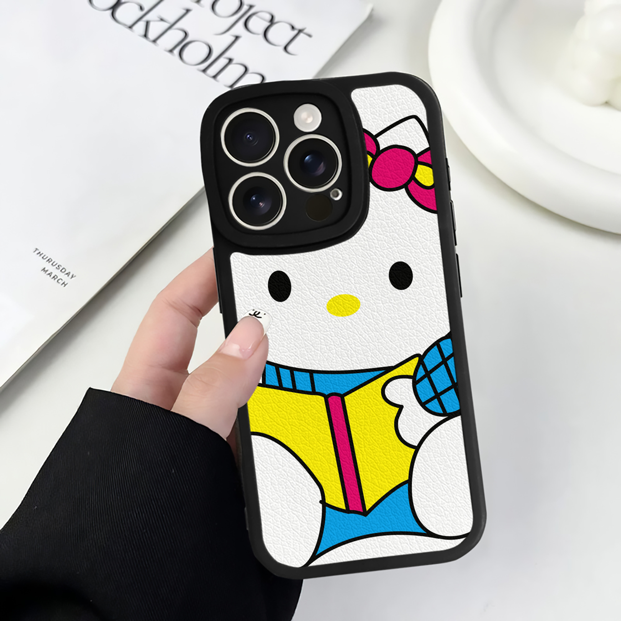 （画像用） Hello Kitty ハローキティ 【iPhone 16シリーズ対応】シリコンスマホケース（レザー調） 材質：シリコン